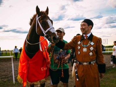 Победу на конных скачках на призы главы Якутии одержал скакун Атомик Бой