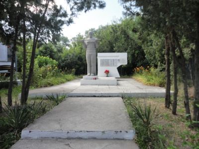 Братская могила советских воинов, погибших в боях с фашистскими захватчиками