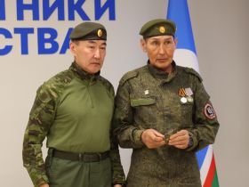 Нагрудные знаки добровольцев вручили участникам СВО в Якутии