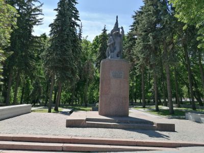 Революционный некрополь с памятником Борцам революции, где похоронены революционеры – подпольщики, участники установления и укрепления Советской власти в Пензе и губернии, участники подавления Белочешского мятежа 1918 года