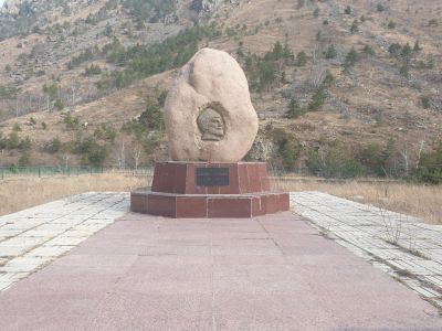 Сакля и место захоронения первого горовосходителя на западную вершину Эльбруса А.С. Соттаева (ориентировочно 1831-1919 гг.)