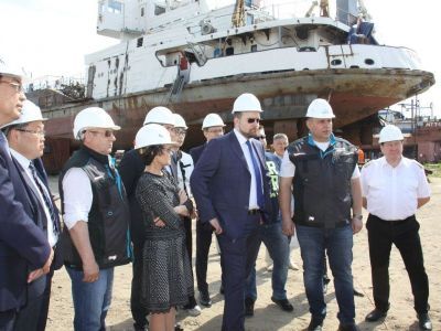 Александр Крутиков посетил Жатайскую судоверфь