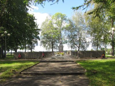 Братская могила 9306 воинов Советской Армии, погибших в 1941-1943 гг. в боях с немецко-фашистскими захватчиками. Установлена скульптура