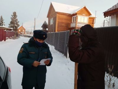 Сотрудники МЧС Якутии продолжают профилактическую работу в жилом секторе