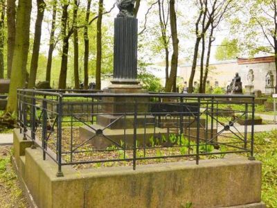 Надгробие Измайловой Е.Г. (Измайловых-Чоглоковых)