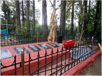 Братская могила 25 советских воинов, погибших в 1941 и 1943 гг. в боях с немецко-фашистскими захватчиками