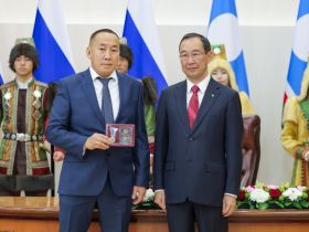 Глава Якутии вручил государственные награды