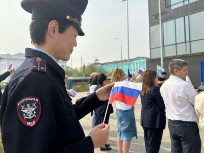 Сотрудники транспортной полиции и общественники провели праздничное мероприятие в День флага России