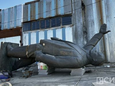 Фото и видео: мастера приступили к завершающему этапу реставрации памятника Ленину в Якутске