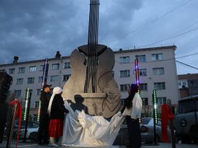 В Якутске открыли сквер со стелой памяти музыканта Айыы Уола