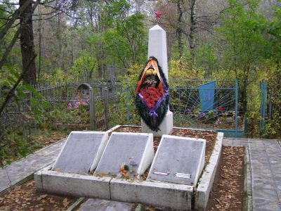 Тринадцать братских могил на городском кладбище г. Осташкова (могилы с № 1 по № 13. На могилах установлены бетонные обелиски), братская могила № 13