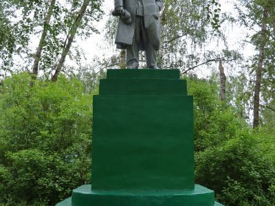 Памятник В.И. Ленину. Сооружен из железобетона