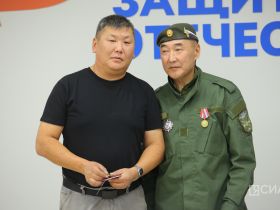 Якутянам вручили нагрудные знаки союза добровольцев Донбасса