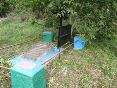 Братская могила советских воинов, погибших в боях с фашистскими захватчиками