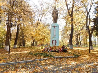 Братская могила воинов Советской Армии, погибших в период Великой Отечественной войны. Захоронен 121 человек, установлено фамилий на 86 человек. Скульптура установлена в 1952 году