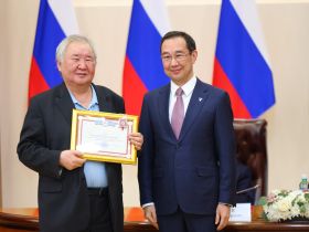 Айсен Николаев наградил выдающихся ученых Якутии