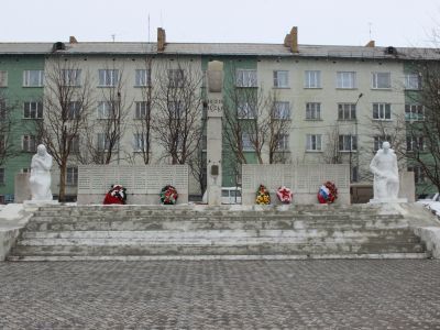 Памятник «Героям Заполярья» на братской могиле советским воинам