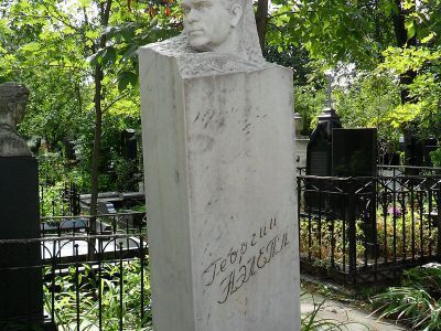 Надгробие Георгия Михайловича Нэлеппа, народного артиста СССР (1904-1957 гг.), 1968 г., скульптор Ф.Д.Фивейский, архитектор В.М.Романовский, габбро, мрамор