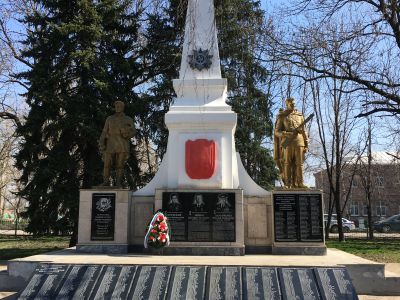 Братская могила воинов, погибших в годы гражданской и Великой Отечественной войн