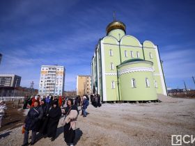 В Якутске в строящемся храме Всех Святых освятили колокола