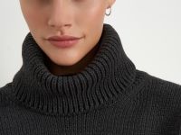 Джемпер с воротником-стойкой и объемными рукавами