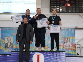 Международный турнир по мас-рестлингу в Якутии запомнился сенсациями