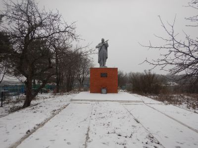 Братская могила советских воинов, погибших в боях с фашистскими захватчиками в 1943 году. Захоронено 28 человек, имена 8 человек установлены. Скульптура советского воина