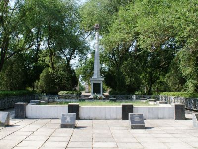 Братская могила советских воинов и Героев Советского Союза Ш.Ф.Алиева, А.К.Голощапова, Д.Т.Доева