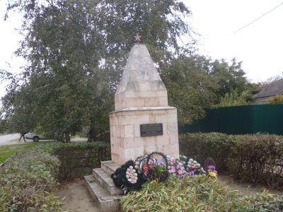 Братская могила 55 воинов Советской Армии, погибших в 1942 - 1943 гг. в боях с немецко-фашистскими захватчиками