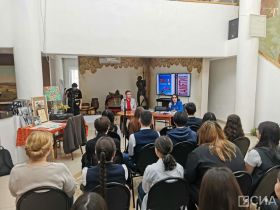 Писатель Валентин Егоров представил школьникам издания «ZOV Победы» и «Белая книга Памяти»