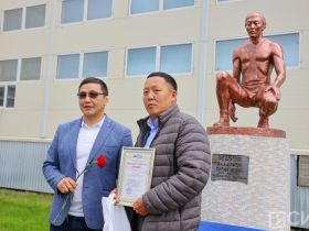 В селе Ытык-Кюель возложили цветы к памятнику Иллариону Федосееву