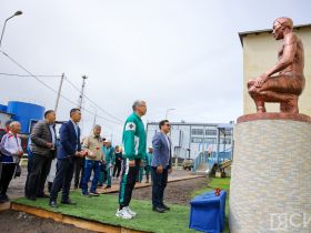 В селе Ытык-Кюель возложили цветы к памятнику Иллариону Федосееву