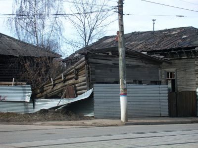 Жилой дом с лавкой и флигелем
