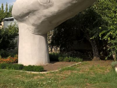 Трактор СТЗ, собранный в годы первых пятилеток и установленный в честь трудовых подвигов земледельцев