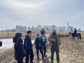 «Надо разбудить то, что есть у якутов»: чемпион мира по конной стрельбе из лука провел мастер-класс