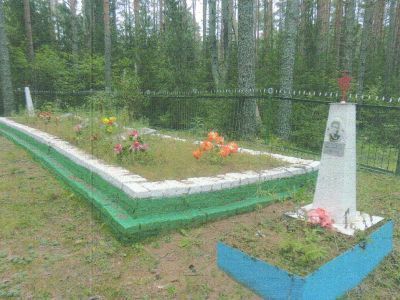 Братская могила воинов Советской Армии, погибших в боях с немецко-фашистскими захватчиками в период Великой Отечественной войны 1941-1945 гг.