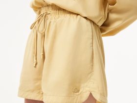 Женские лёгкие шорты Lacoste