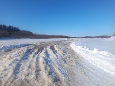 На автозимнике «Эдьигээн» в Жиганском районе затруднен проезд из-за наледи
