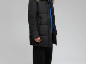 Стеганая куртка с капюшоном и меховой опушкой