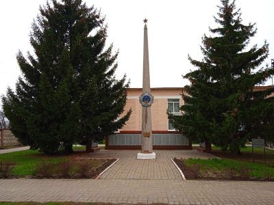 Братская могила советских воинов, погибших в боях с фашистскими захватчиками в 1943 году. Захоронено 227 человек, имена установлены. Обелиск