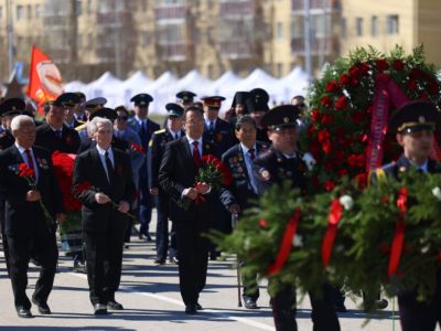 Фото. Возложение цветов к монументу «Воинам-победителям» состоялось в Якутске