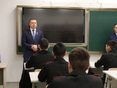 Герой России Артур Орлов посетил Якутскую кадетскую школу-интернат