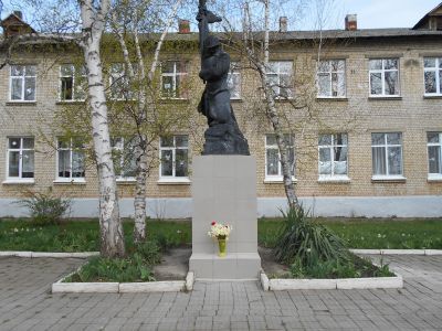 Памятник учителям и учащимся средней школы N 68, погибшим в годы Великой Отечественной войны