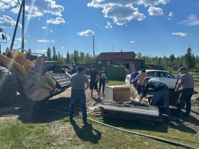 Сотрудники Госстройжилнадзора Якутии помогли пострадавшим от паводка жителям села Маймага