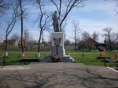 Братская могила воинов, погибших в годы гражданской и Великой Отечественной войн