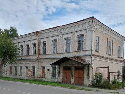 Двухэтажный каменный особняк, украшенный резьбой