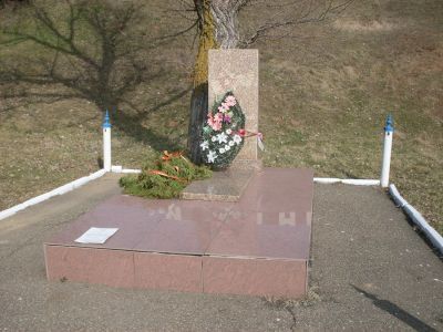 Могила неизвестного советского воина, погибшего при защите Волчьих Ворот от фашистских захватчиков