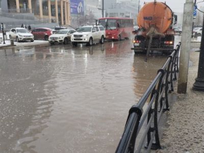 Откачку талых вод усилили в Якутске в связи с непогодой
