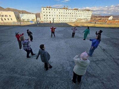 В якутском заполярном поселке открыли сезон уличных оздоровительных танцев