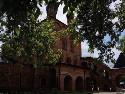 Соборная церковь Успения с шатровой колокольней